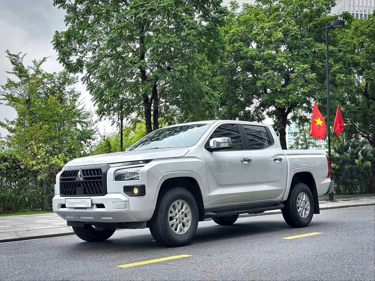 Mitsubishi triton 1 cầu số tự động