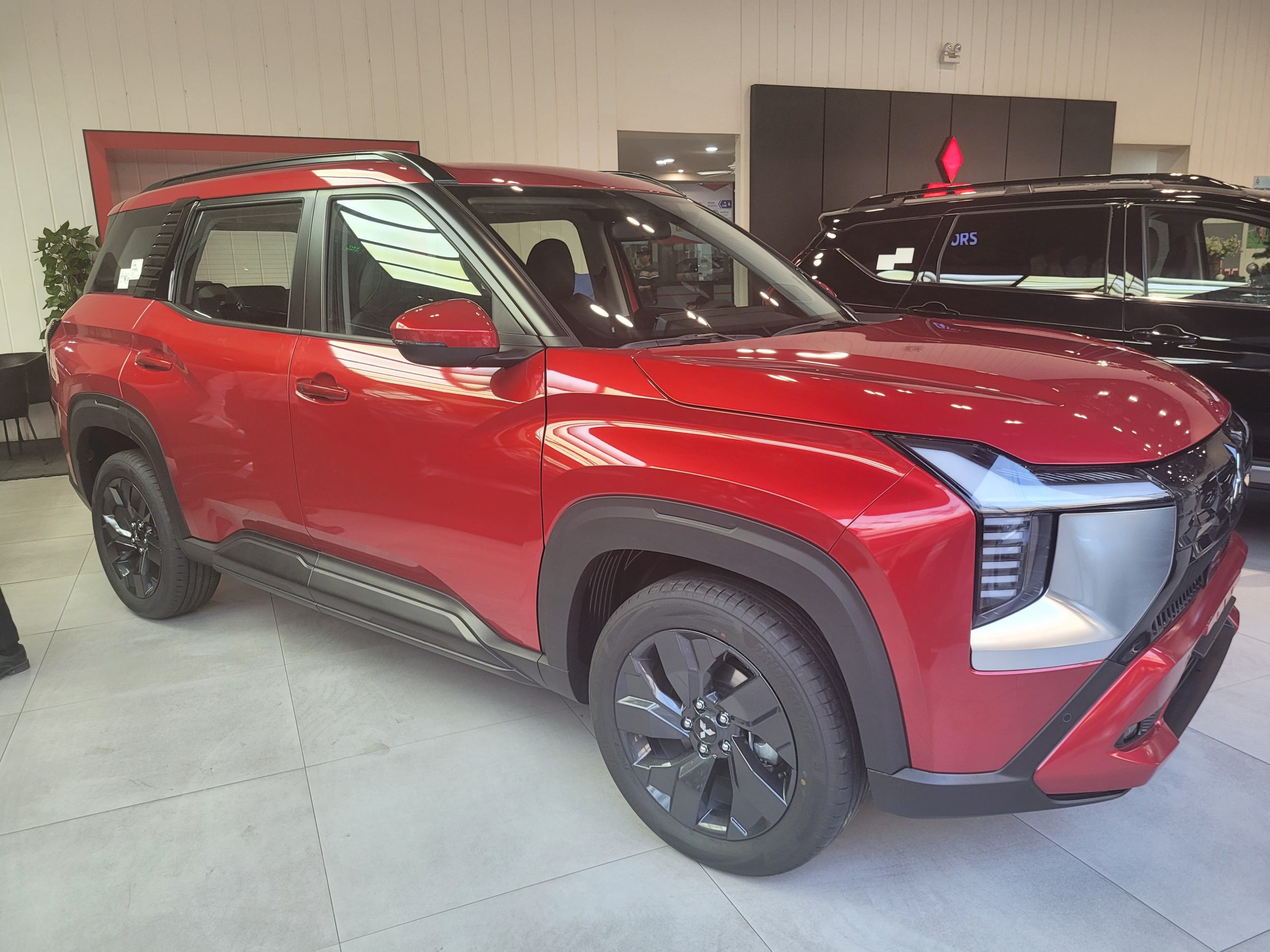 Mitsubishi Destinator Premium thân xe