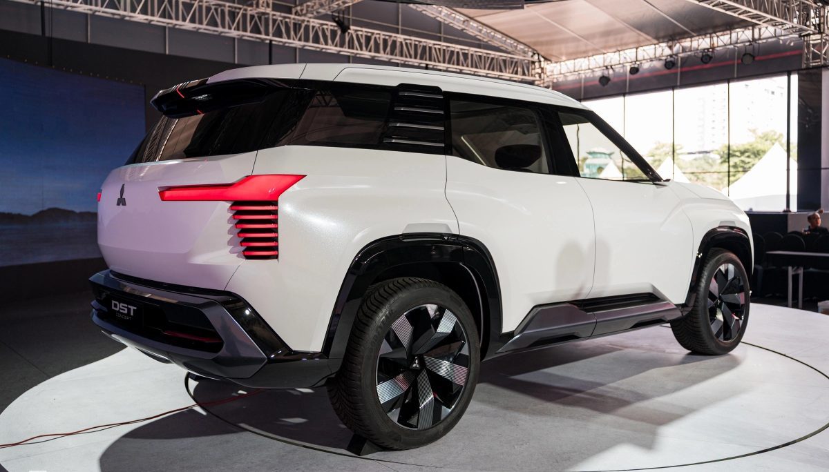 Mitsubishi Destinator đuôi xe 
