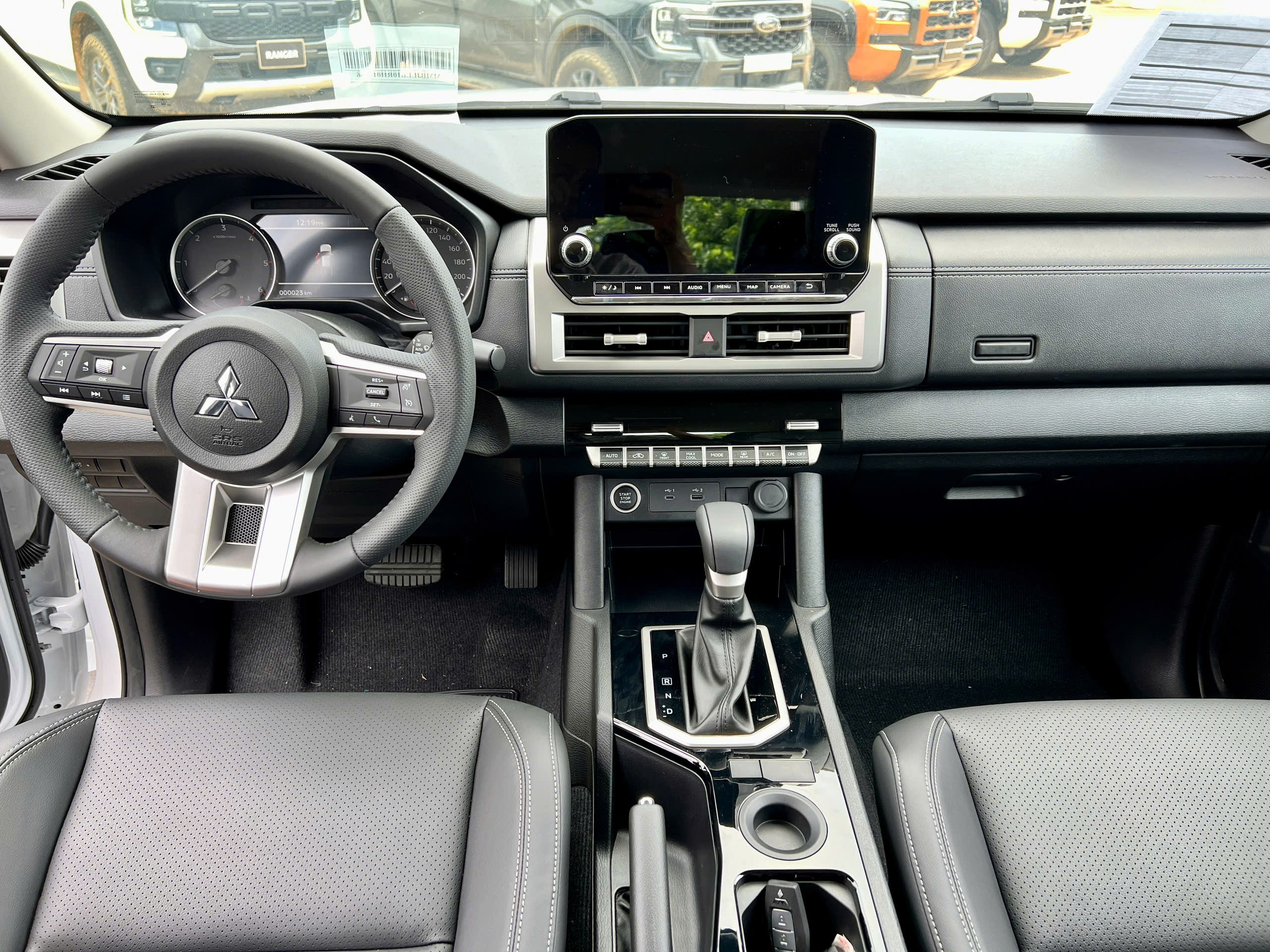 Nội thất Mitsubishi Triton Premium AT 2WD