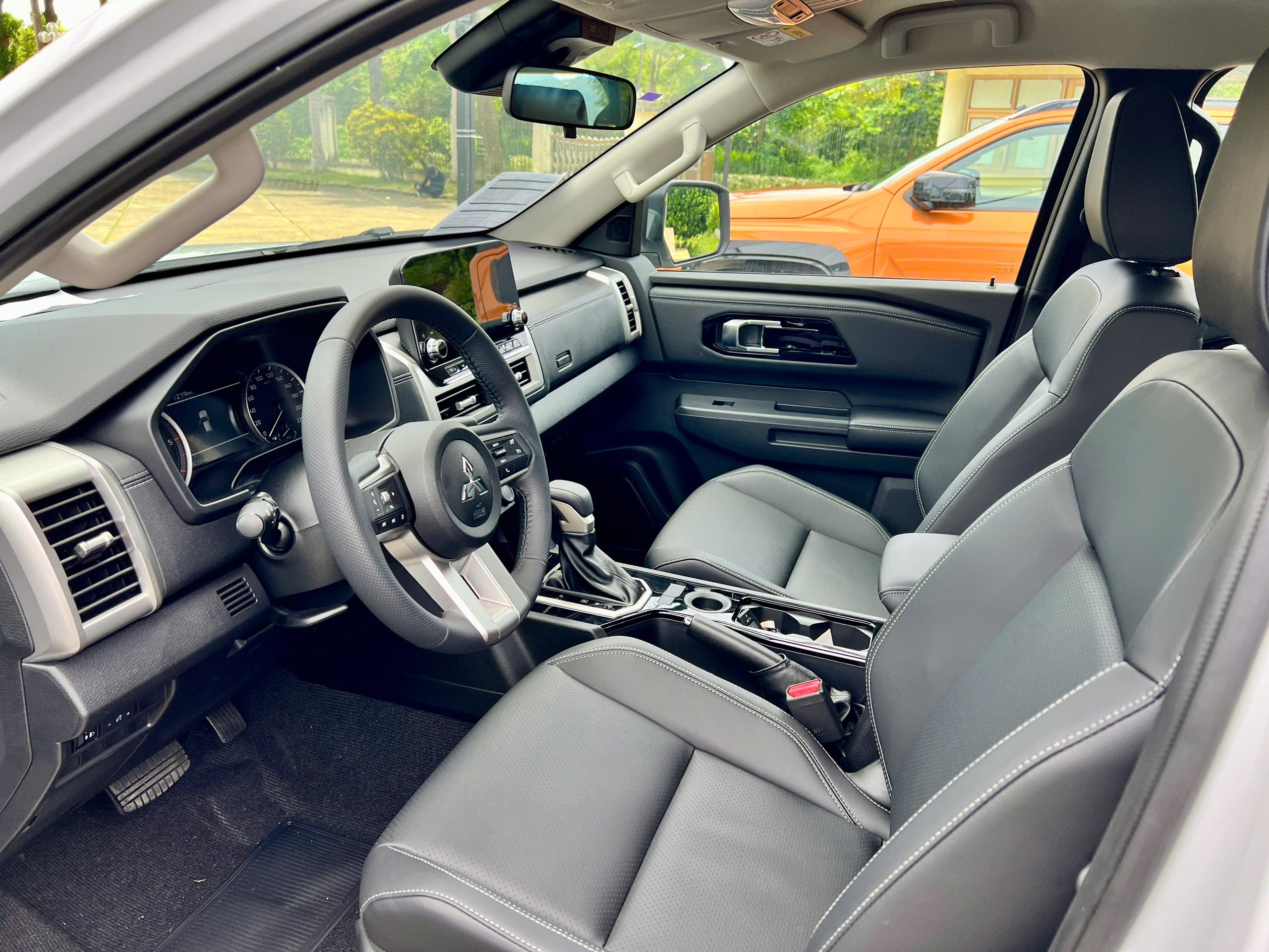 Nội thất triton Premium AT 2WD