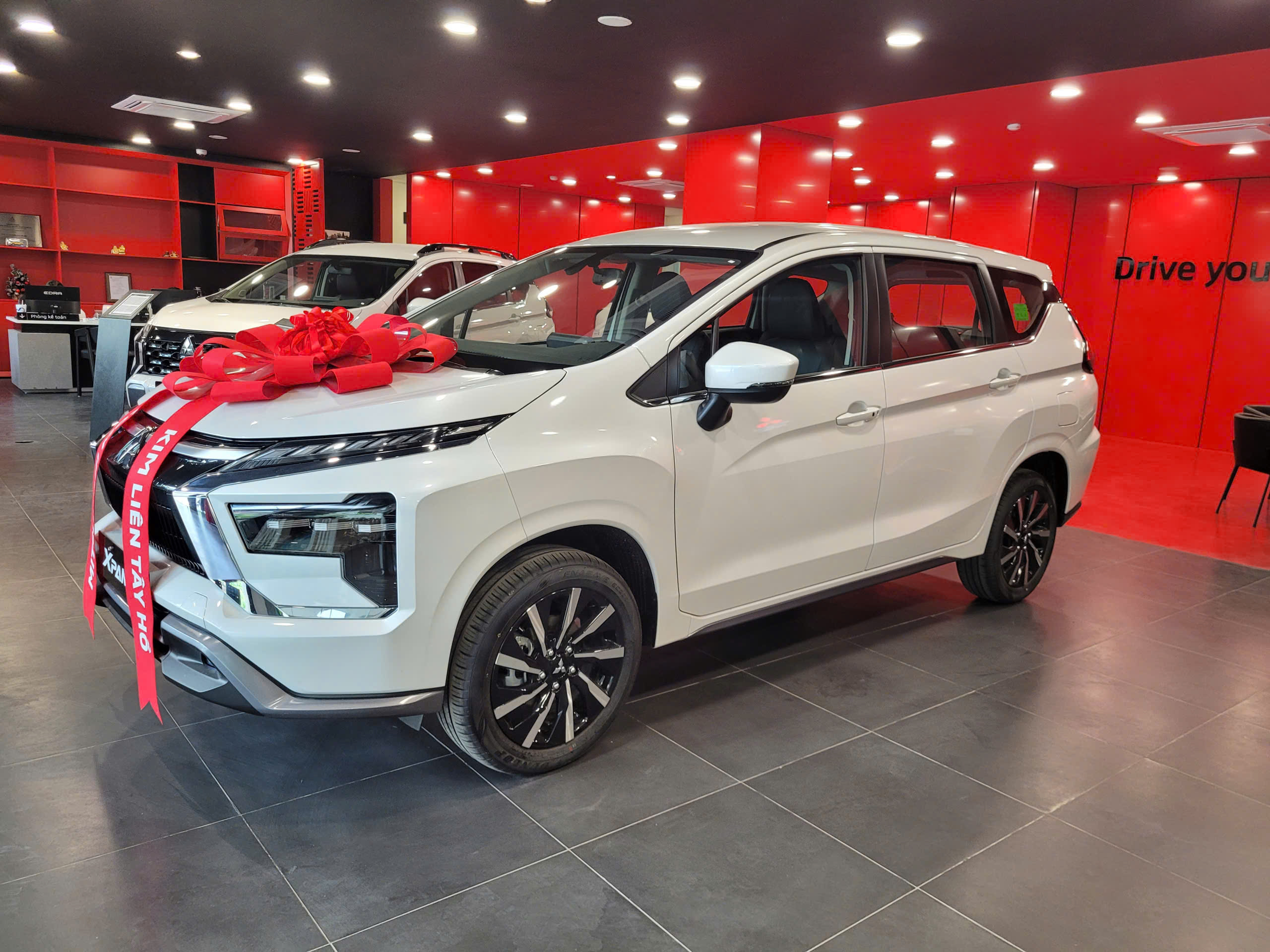 Mitsubishi kim liên tây hồ