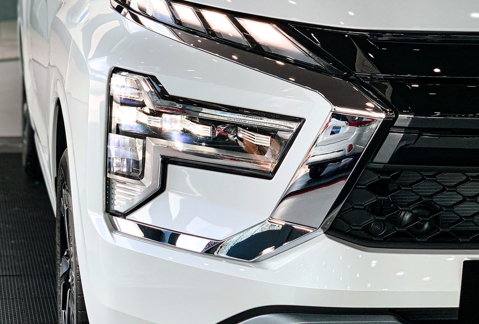 giá đèn pha xe mitsubishi xpander